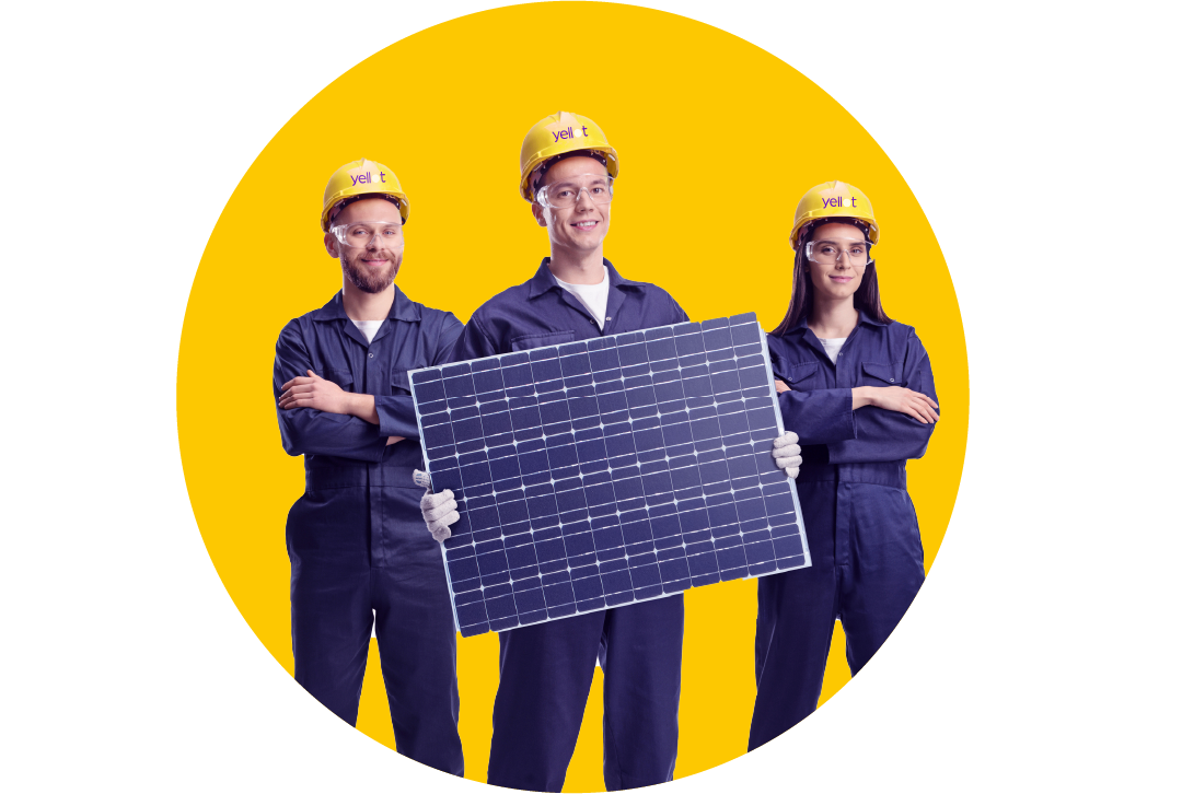 Equipe técnica Yellot com painel fotovoltaico