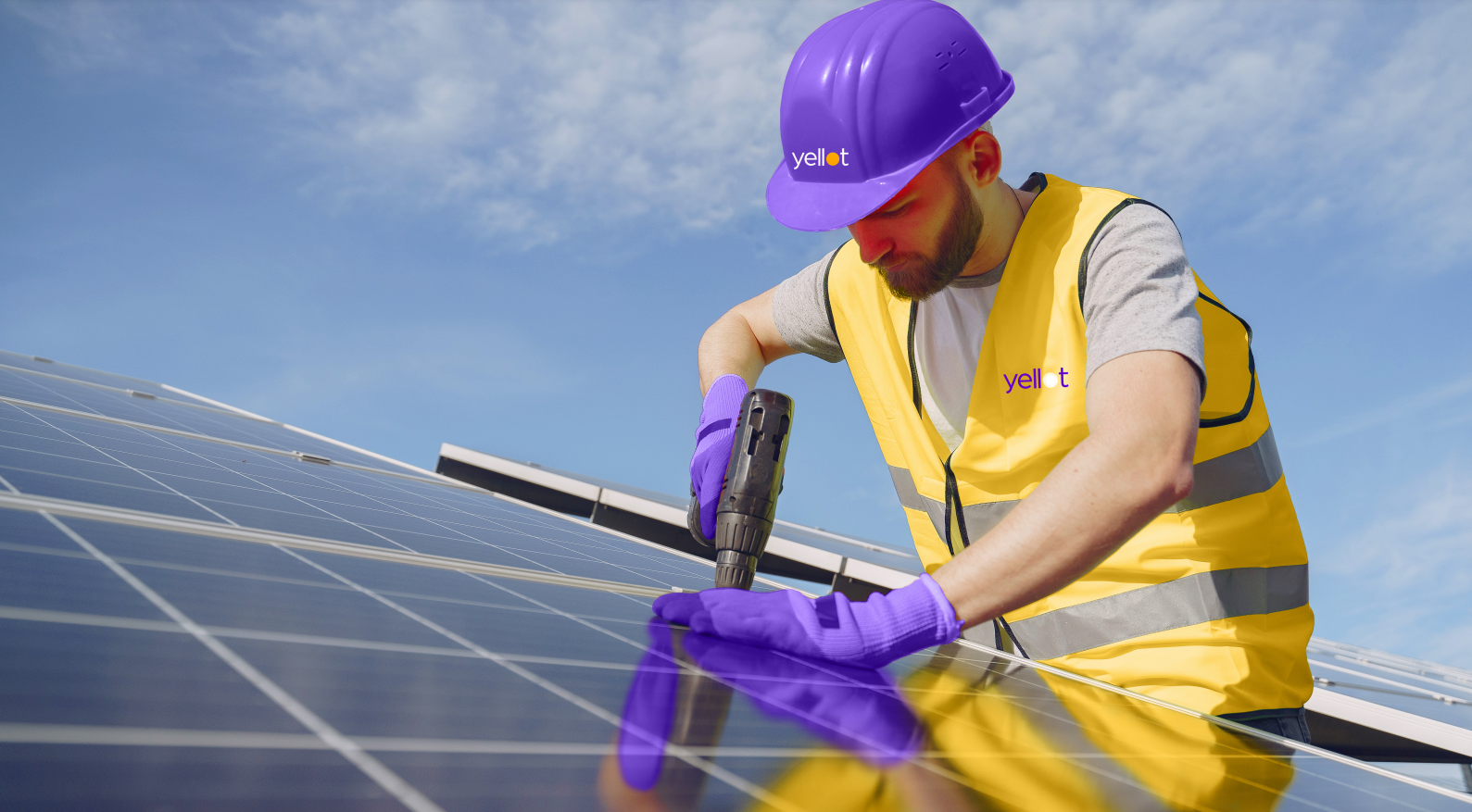 Técnico Yellot realizando instalação de dispositivo de segurança em usina solar